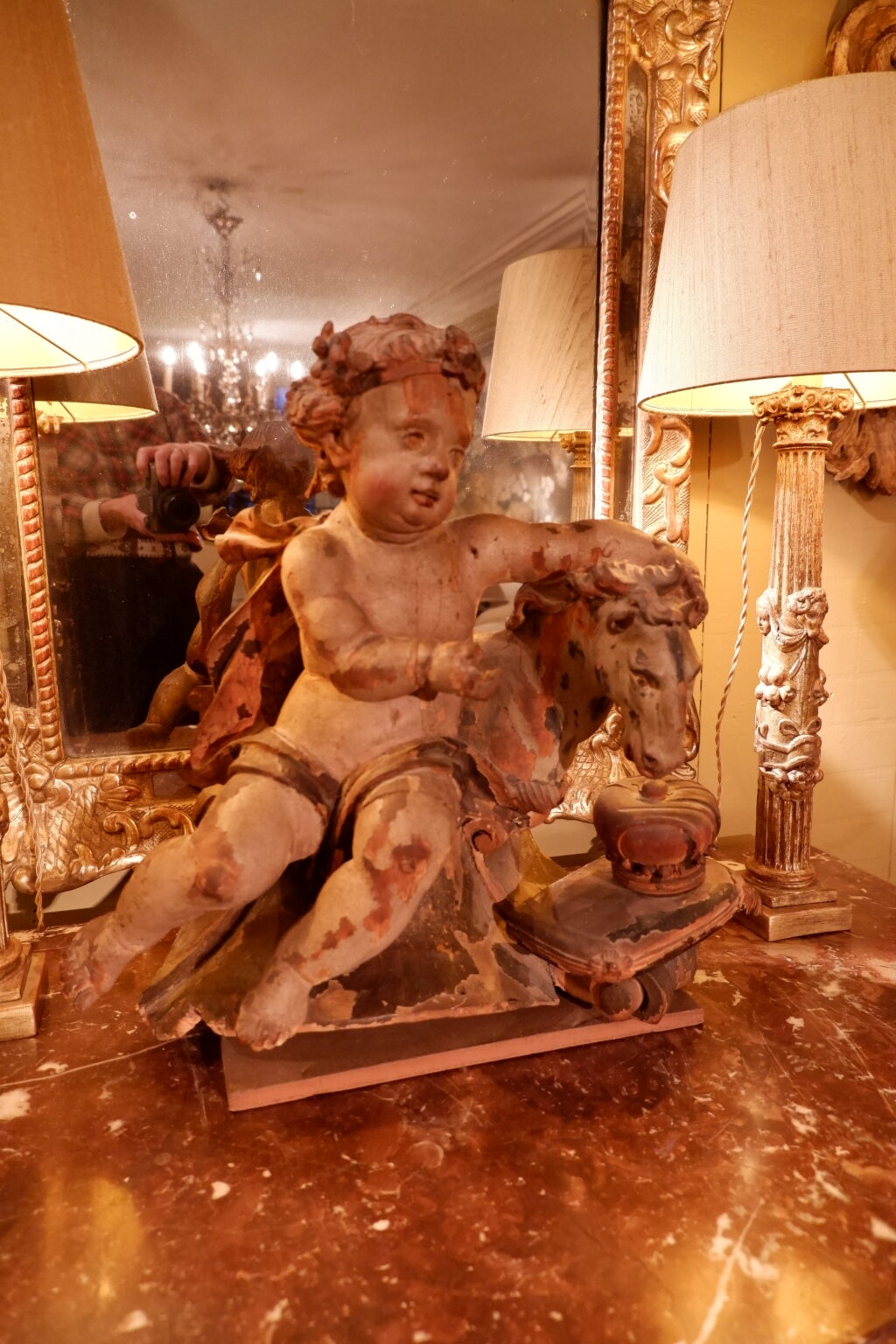 Amour à l'hippocampe, élément en bois sculpté et peint fine XVIIe – Image 9