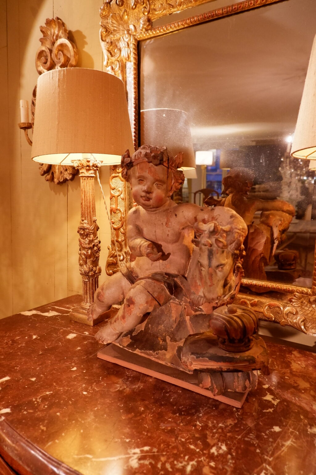 Amour à l'hippocampe, élément en bois sculpté et peint fine XVIIe – Image 8