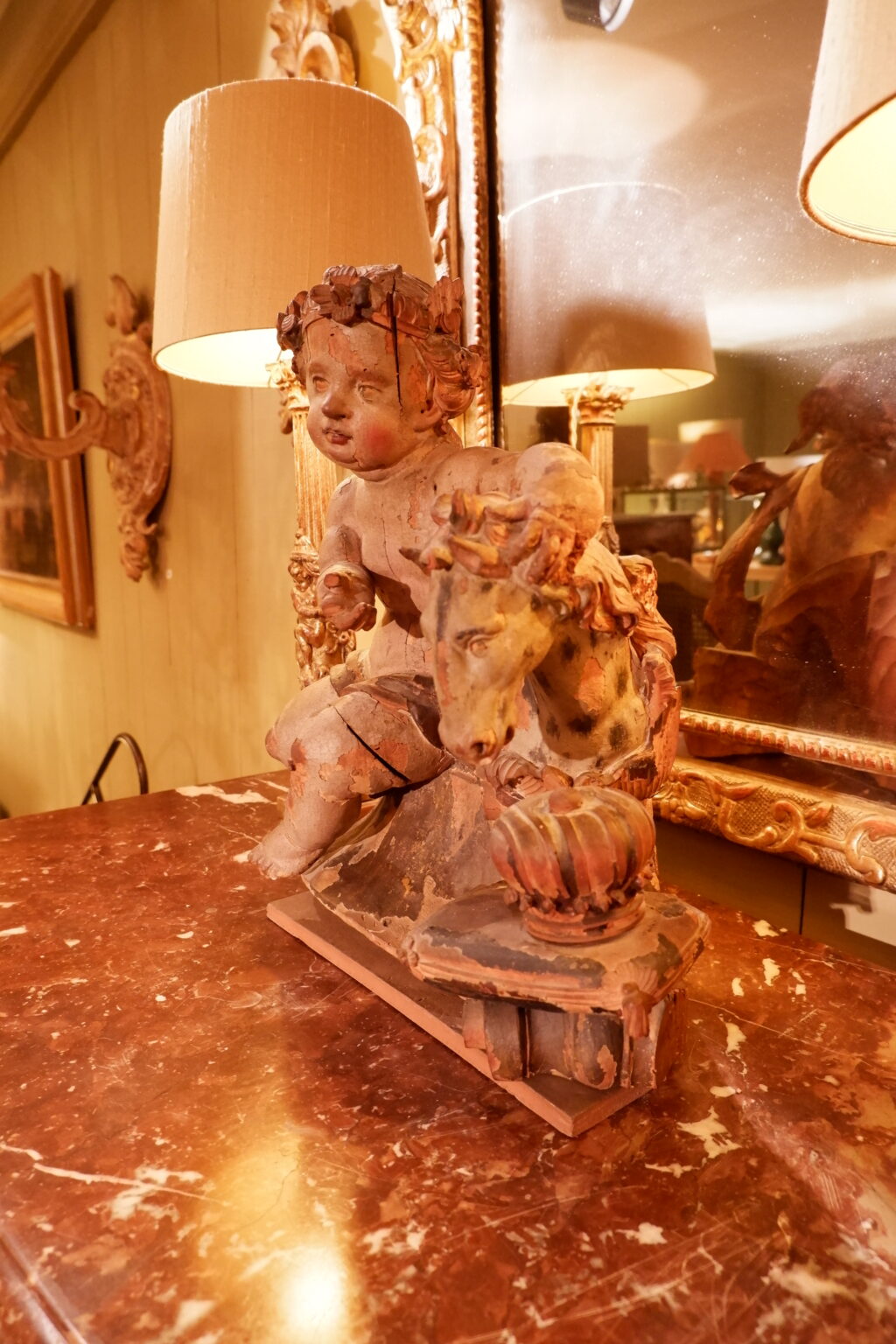 Amour à l'hippocampe, élément en bois sculpté et peint fine XVIIe – Image 10