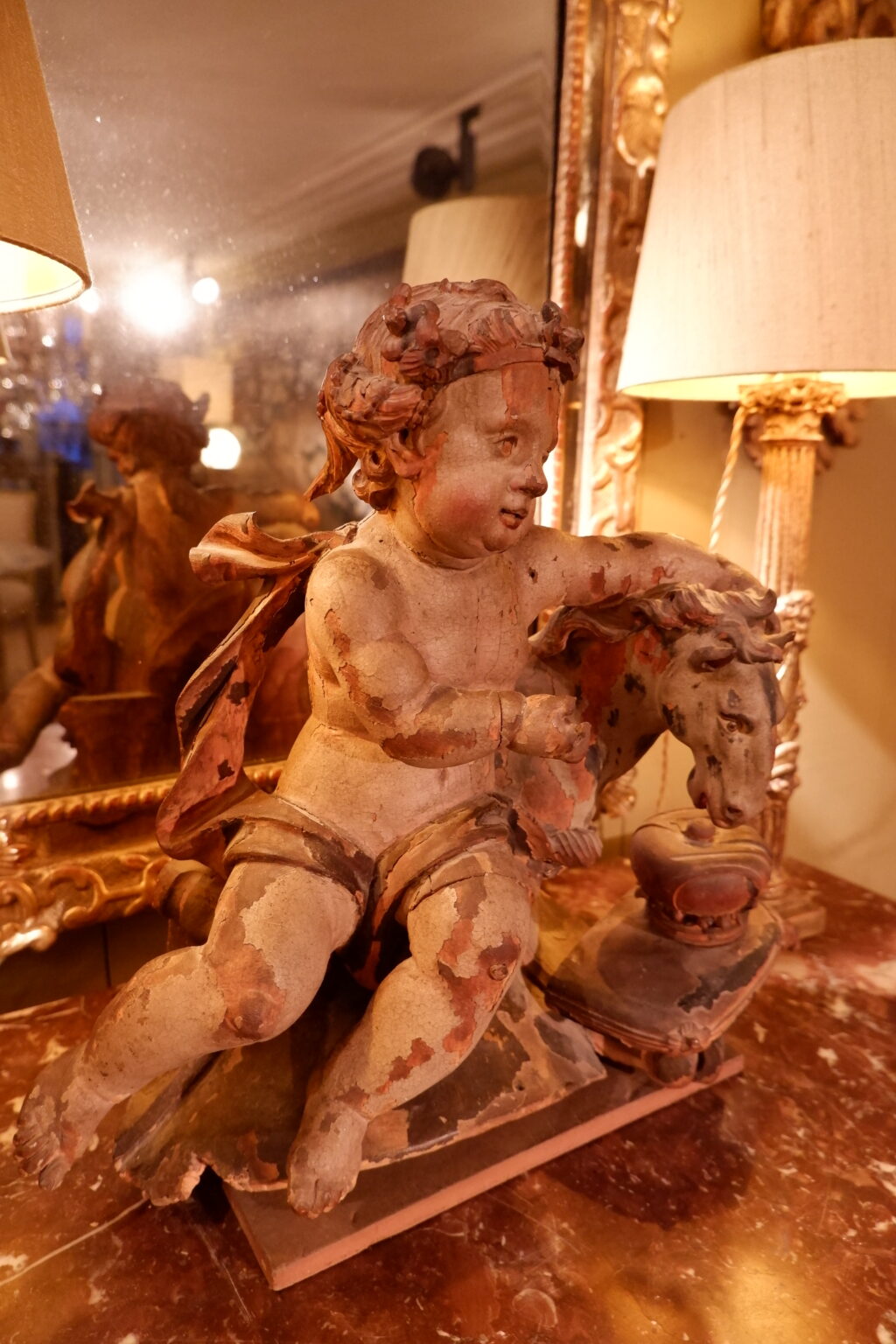 Amour à l'hippocampe, élément en bois sculpté et peint fine XVIIe – Image 11
