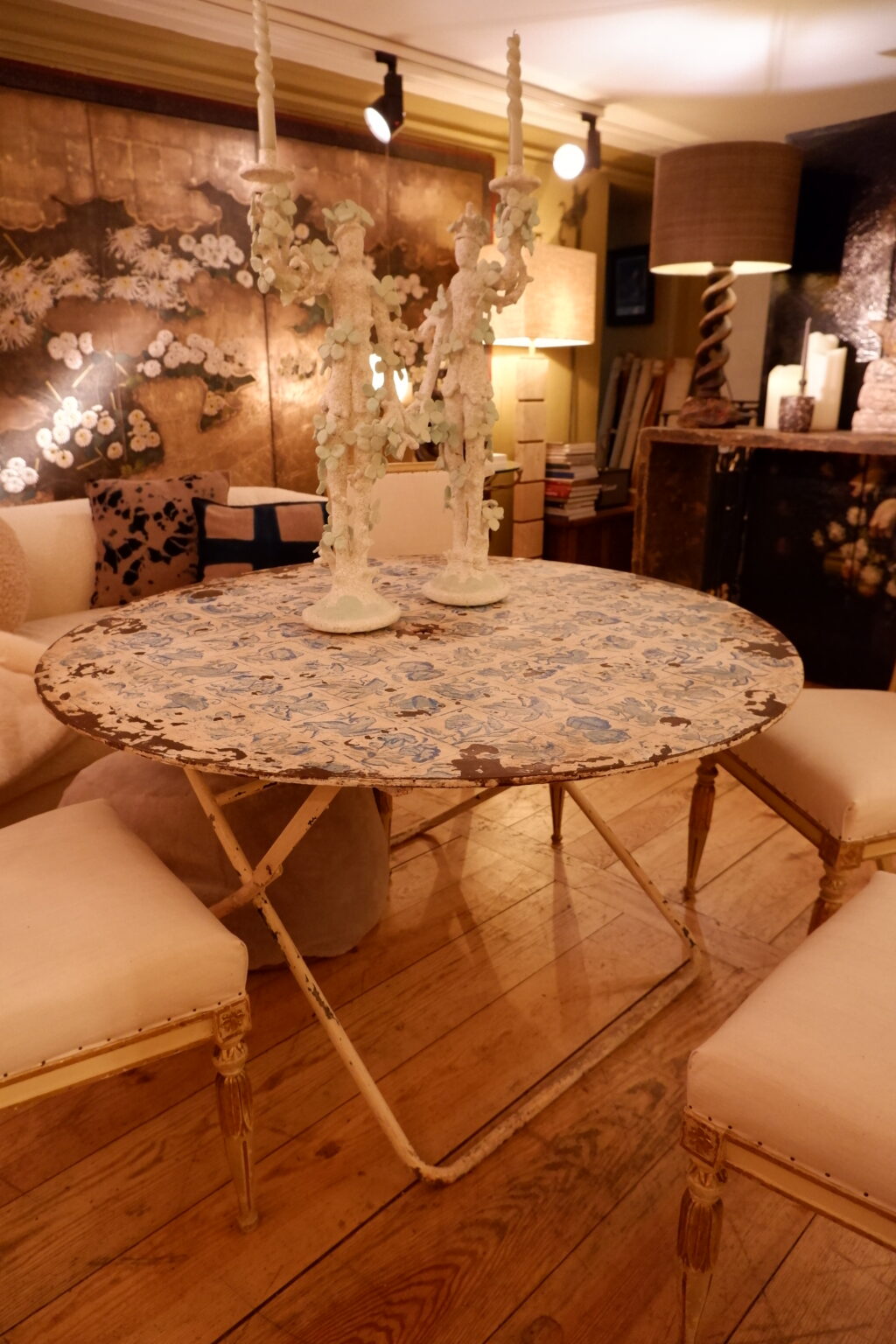 Sheet metal folding table painted with blue/white motifs ca.1900 - Image 4