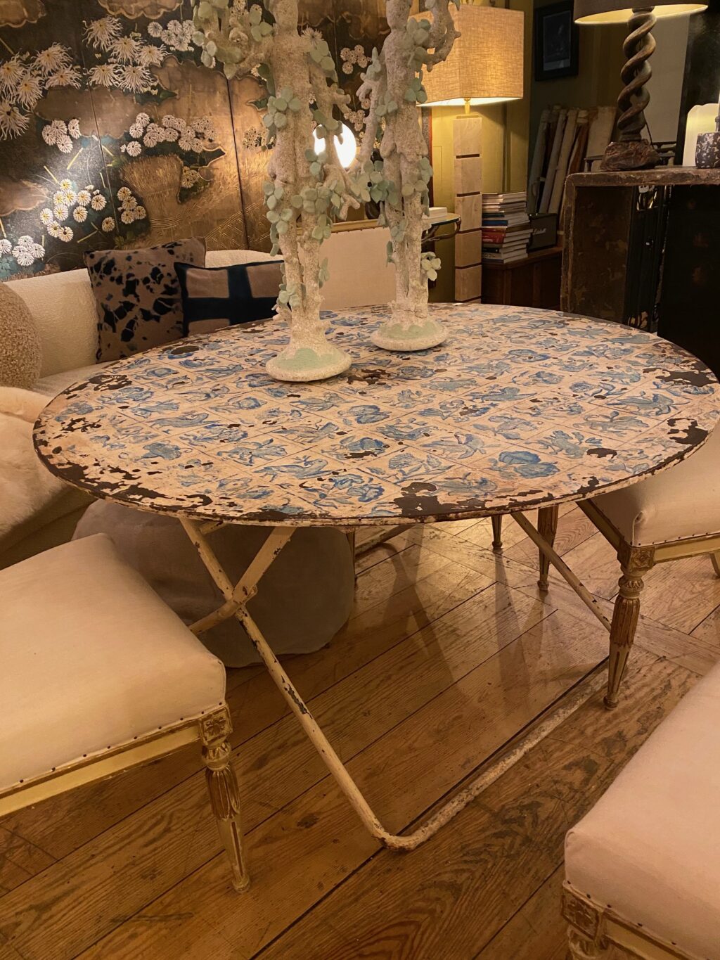 Folding table in painted sheet metal with blue/white motifs ca.1900