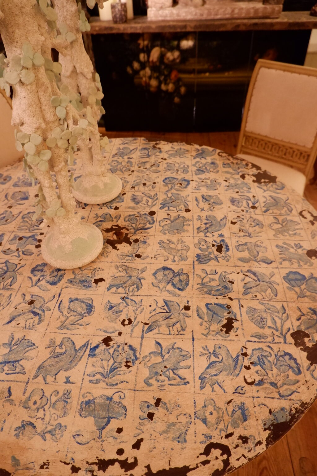 Sheet metal folding table painted with blue/white motifs ca.1900 - Image 2