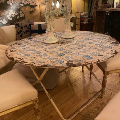 Folding table in painted sheet metal with blue/white motifs ca.1900