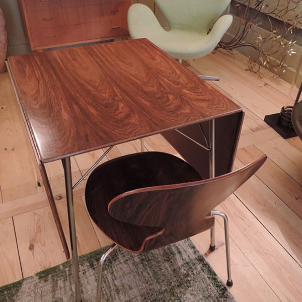 TABLE-BUREAU AVEC ABATTANT & UNE CHAISE FOURMI PAR ARNE JACOBSEN CA,1960