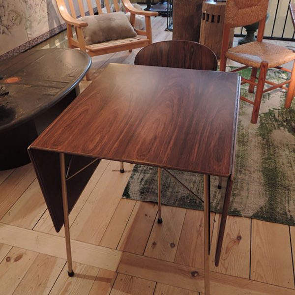 TABLE-BUREAU AVEC ABATTANT & UNE CHAISE FOURMI PAR ARNE JACOBSEN CA,1960