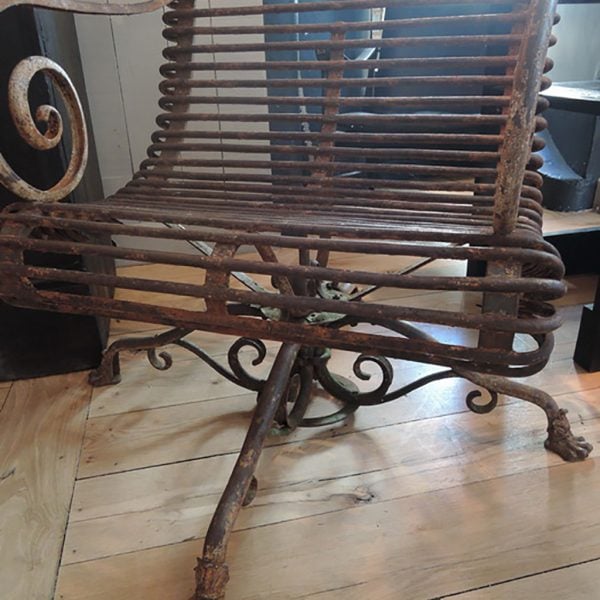 GRAND FAUTEUIL D’ARRAS PIVOTANT EN FONTE PATINE ROUGE CA,1880 – PIEDS PATTE DE LION