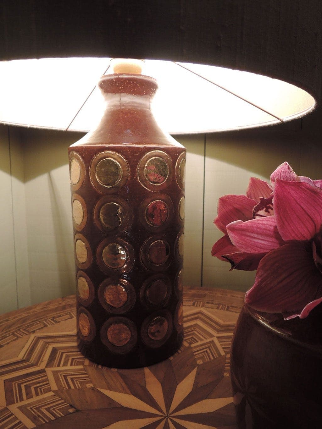 PAIRE DE LAMPES EN CERAMIQUE BRUNE EMAILLEE & PASTILLES CUIVRE PAR BERGBOMS CA,1960 – Image 11
