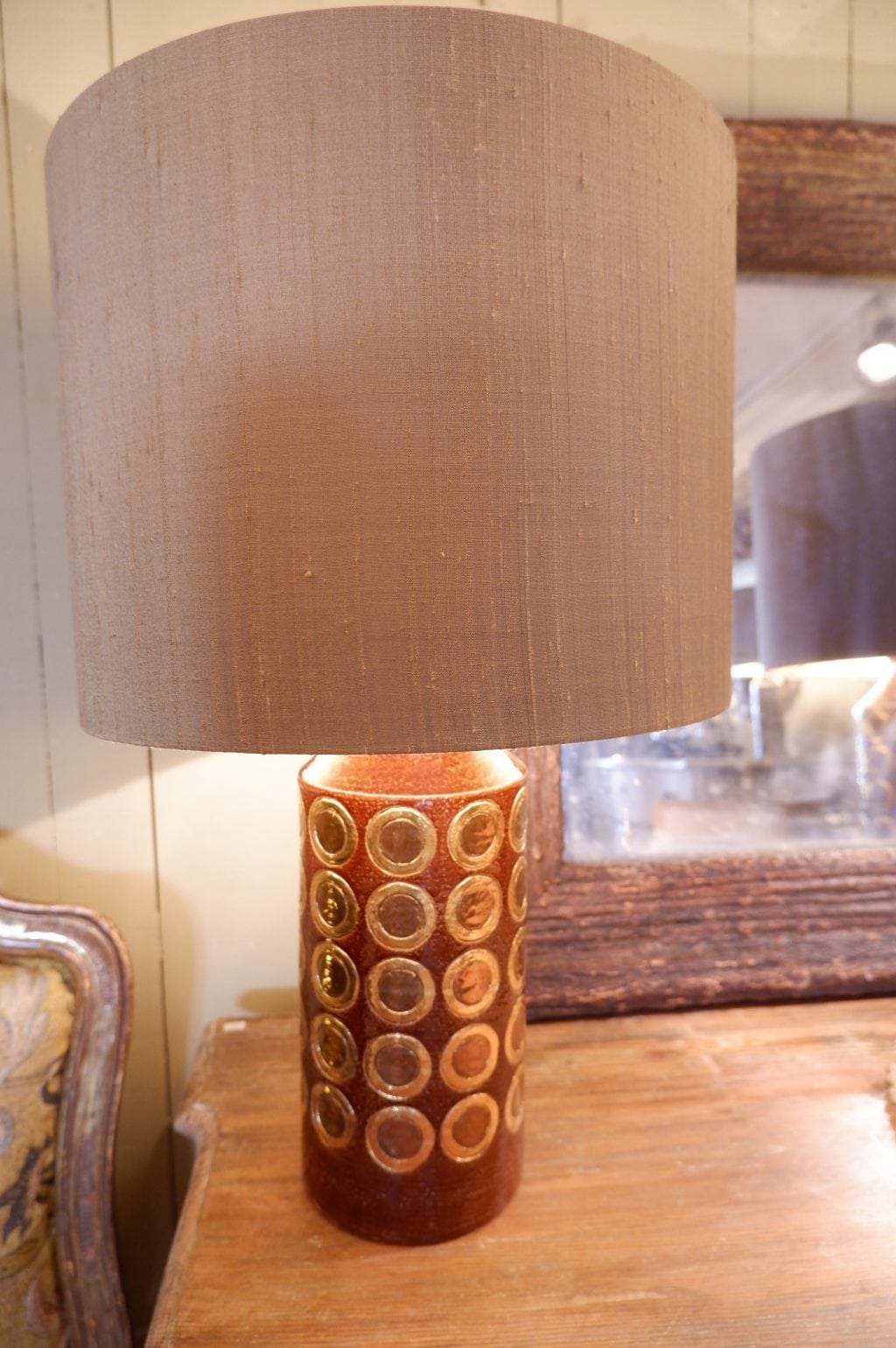 PAIRE DE LAMPES EN CERAMIQUE BRUNE EMAILLEE & PASTILLES CUIVRE PAR BERGBOMS CA,1960 – Image 8