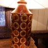 PAIRE DE LAMPES EN CERAMIQUE BRUNE EMAILLEE & PASTILLES CUIVRE PAR BERGBOMS CA,1960 – Image 7