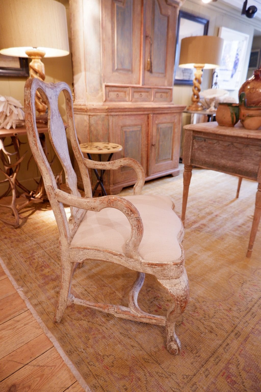 FAUTEUIL BAROQUE SUEDOIS PATINE BLANCHE CA,1800 – Image 2