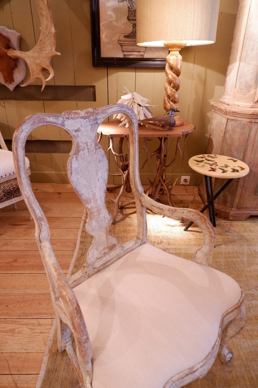 FAUTEUIL BAROQUE SUEDOIS PATINE BLANCHE CA,1800 – Image 4