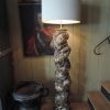 PAIRE DE LAMPADAIRES COLONNES BAROQUE ITALIENNES OISEAUX & GRAPPES DE RAISIN XVIIIE EN BOIS DORE + AJ CYLINDRES
