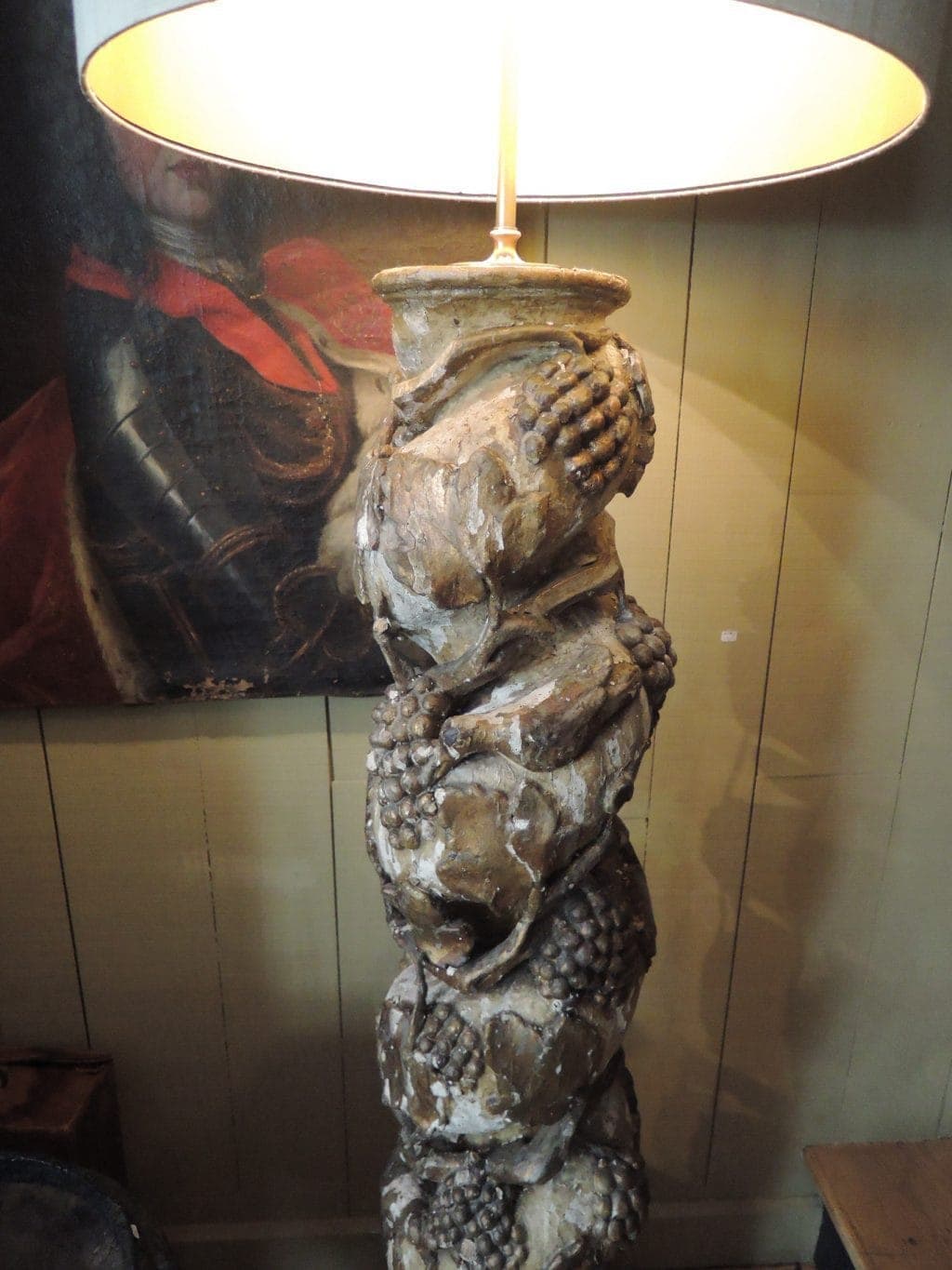 PAIRE DE LAMPADAIRES COLONNES BAROQUE ITALIENNES OISEAUX & GRAPPES DE RAISIN XVIIIE EN BOIS DORE + AJ CYLINDRES – Image 4