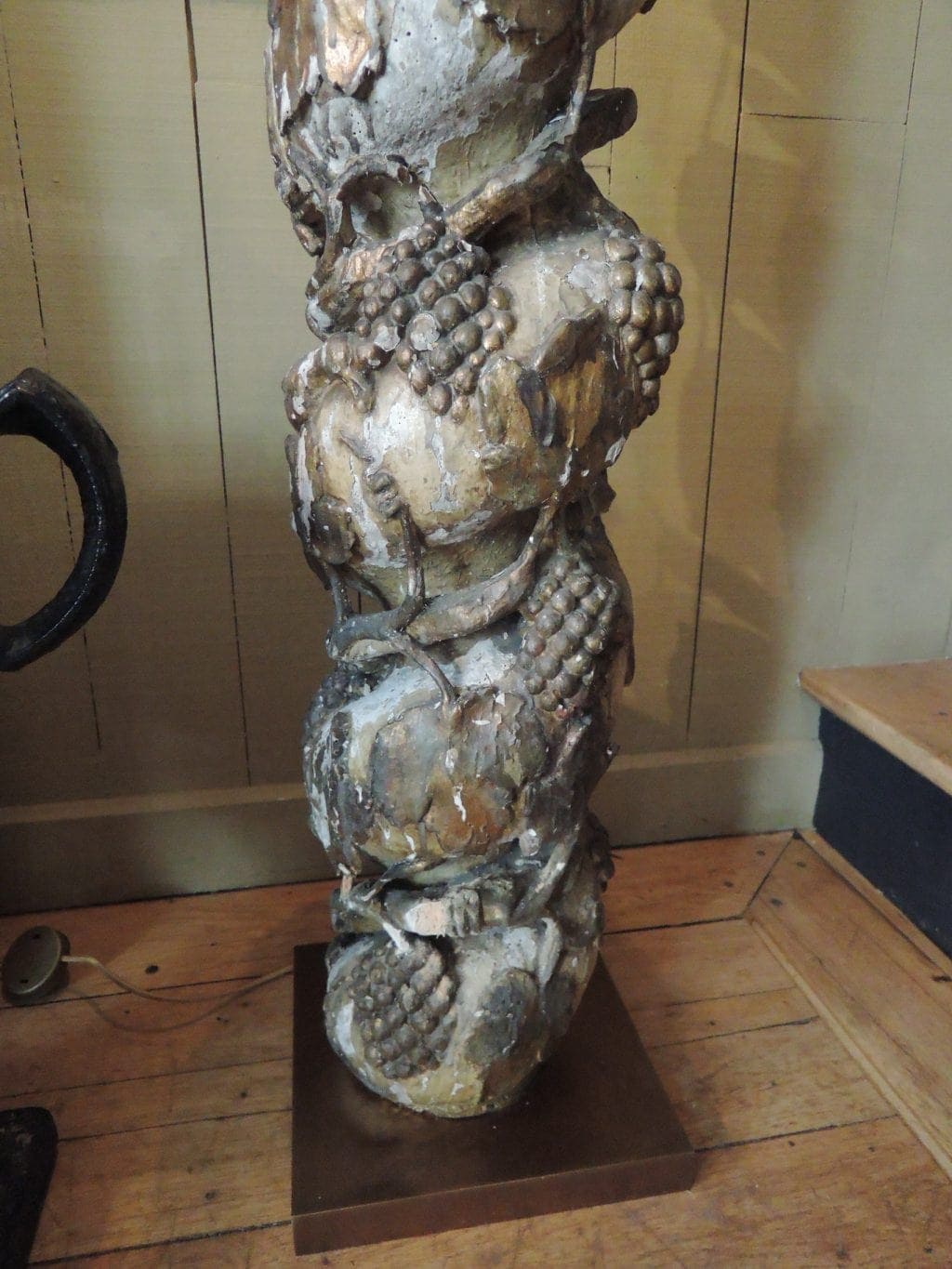 PAIRE DE LAMPADAIRES COLONNES BAROQUE ITALIENNES OISEAUX & GRAPPES DE RAISIN XVIIIE EN BOIS DORE + AJ CYLINDRES – Image 5