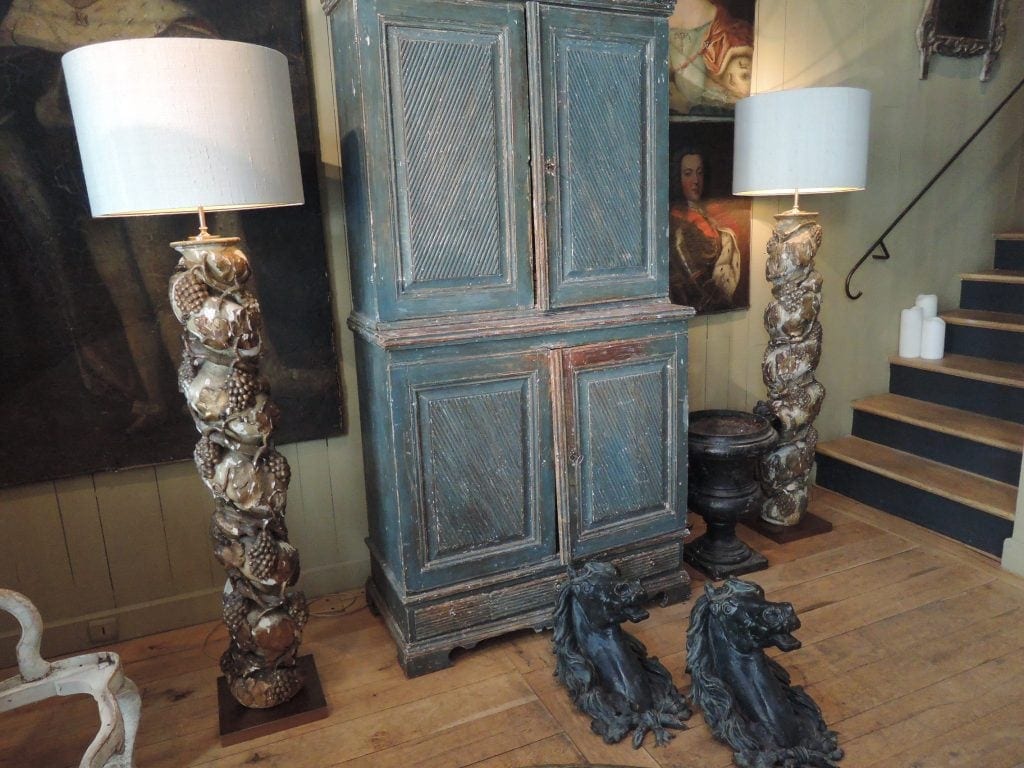 PAIRE DE LAMPADAIRES COLONNES BAROQUE ITALIENNES OISEAUX & GRAPPES DE RAISIN XVIIIE EN BOIS DORE + AJ CYLINDRES – Image 6