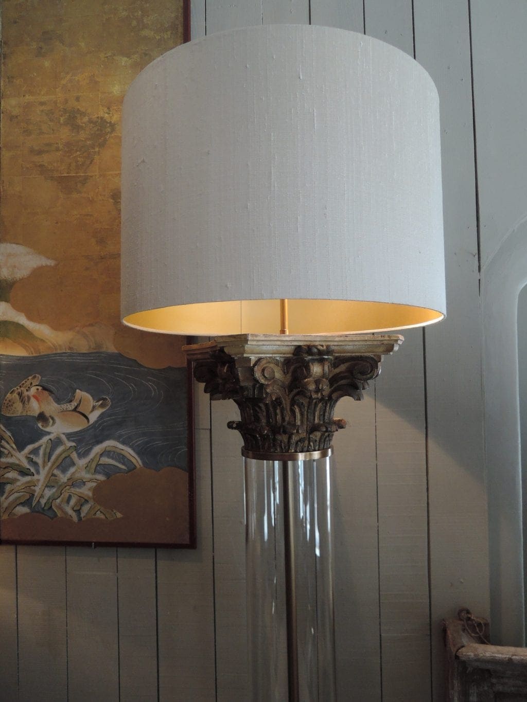 PAIRE DE LAMPADAIRES GRANDS TUBES DE VERRE & CHAPITEAUX EN BOIS DORE AJ CYLINDRES – Image 2