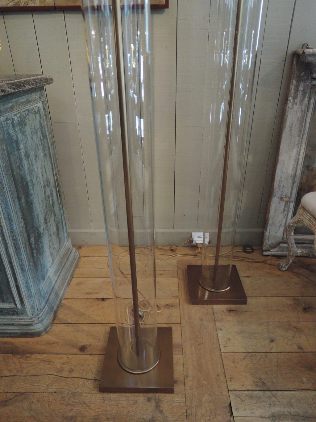 PAIRE DE LAMPADAIRES GRANDS TUBES DE VERRE & CHAPITEAUX EN BOIS DORE AJ CYLINDRES – Image 4