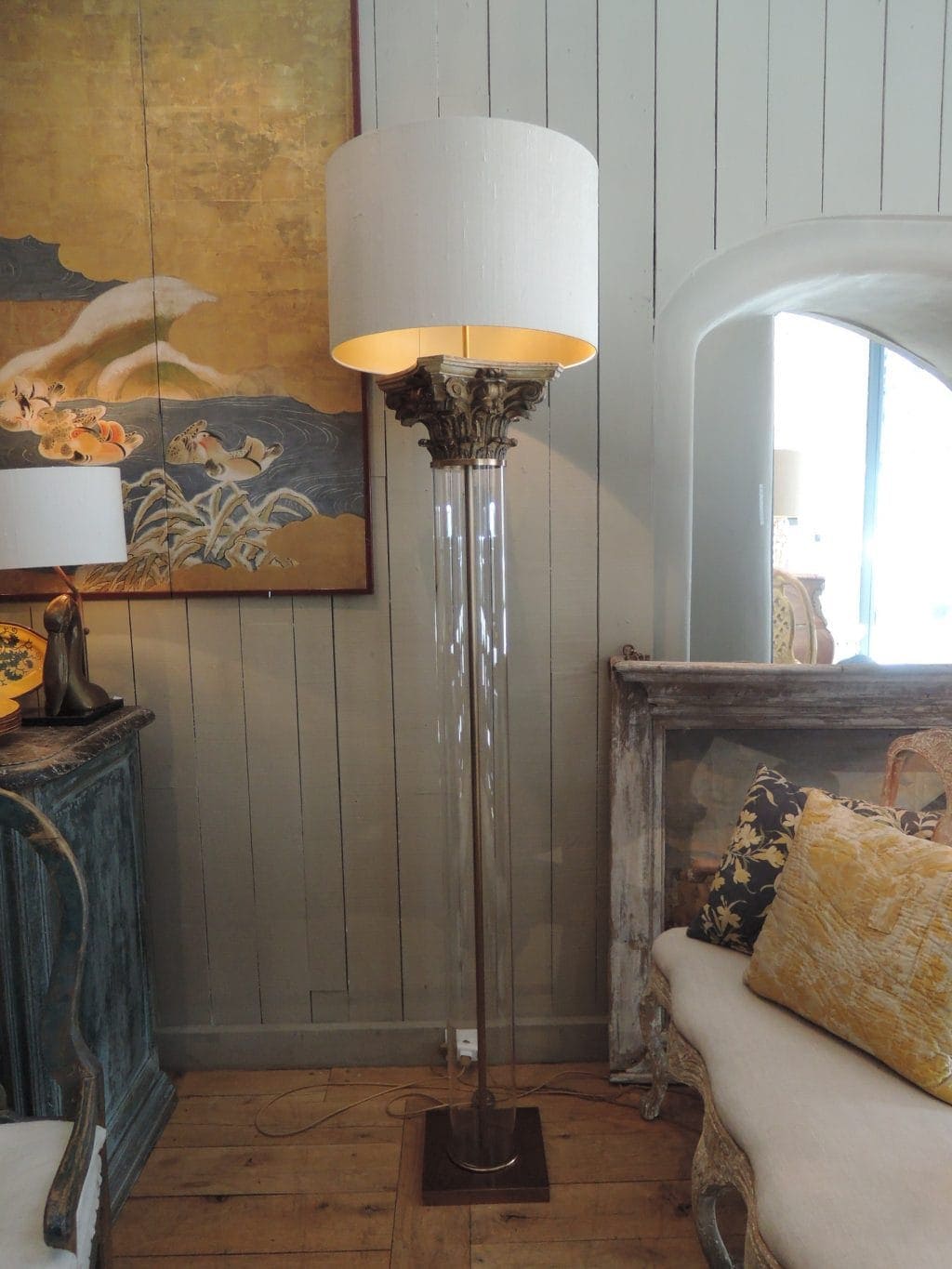 PAIRE DE LAMPADAIRES GRANDS TUBES DE VERRE & CHAPITEAUX EN BOIS DORE AJ CYLINDRES – Image 5