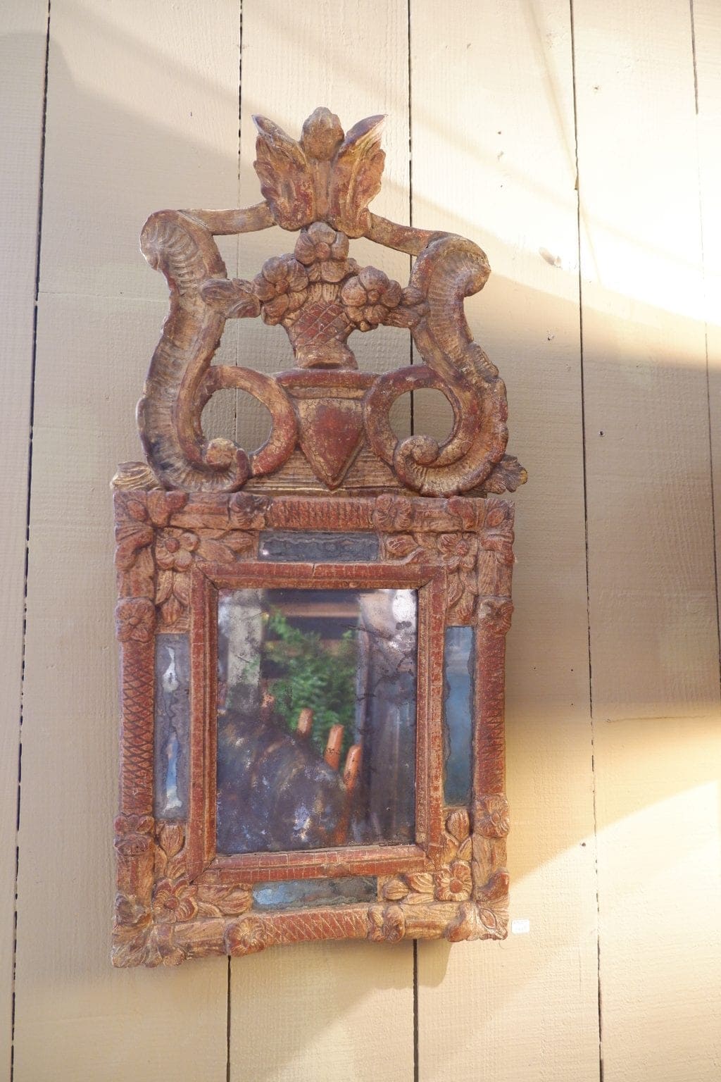 ELEGANT MIROIR LOUIS XIV EN BOIS SCULPTE A LA FEUILLE D'OR MOTIF CŒUR AU BOUQUET - France  ca,1700