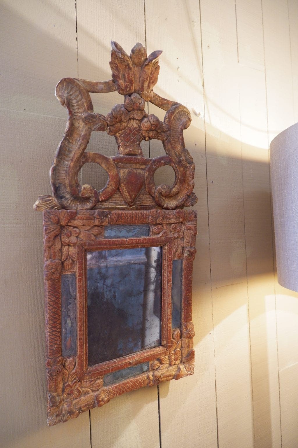 ELEGANT MIROIR LOUIS XIV EN BOIS SCULPTE A LA FEUILLE D'OR MOTIF CŒUR AU BOUQUET - France  ca,1700 – Image 2