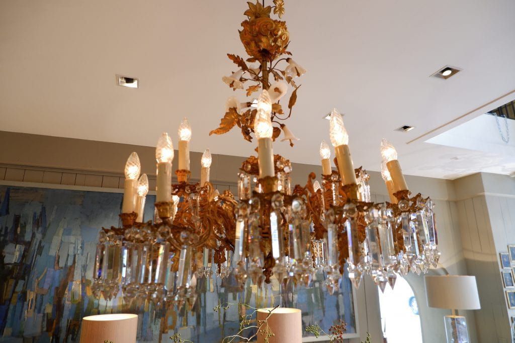 LUSTRE BRONZE DORE & PENDANTS DE VERRE DECOR FLEURS DE LISERON EN PORCELAINE CA,1900 – Image 3