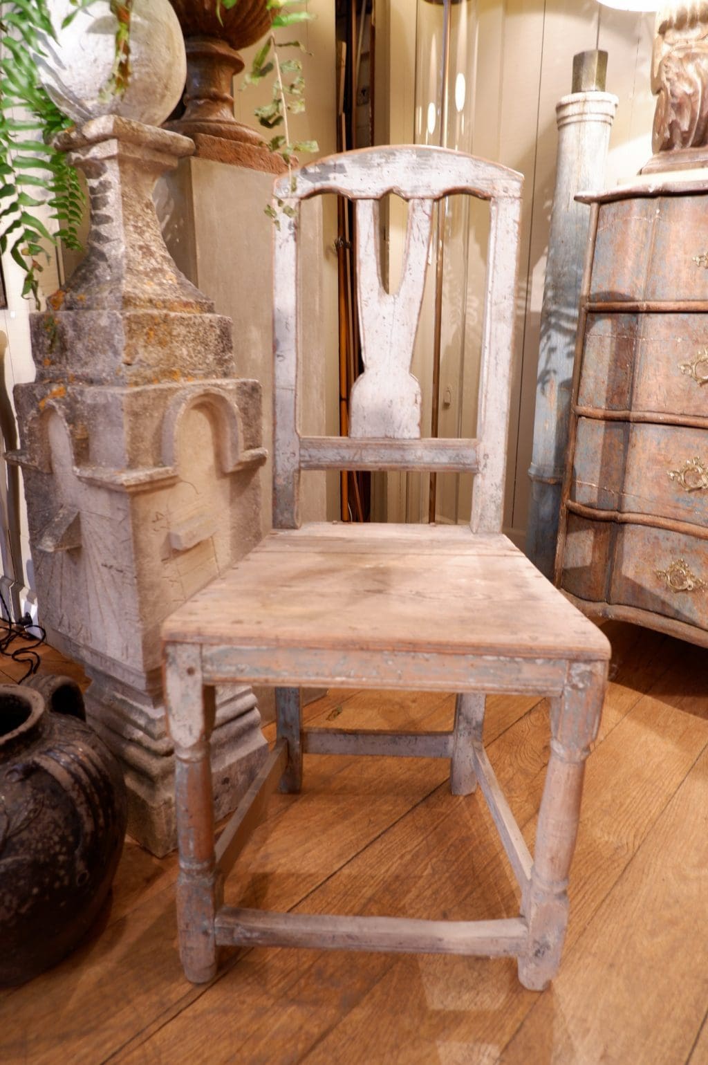 CHAISE RUSTIQUE SUEDOISE PATINE BLANCHE - ART POPULAIRE DEBUT XIXE