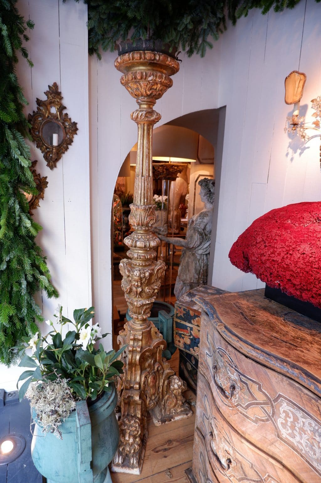 Paire de grands piques cierges en bois sculptés XVIIIE