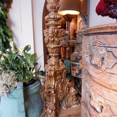 Paire de grands piques cierges en bois sculptés XVIIIE – Image 2