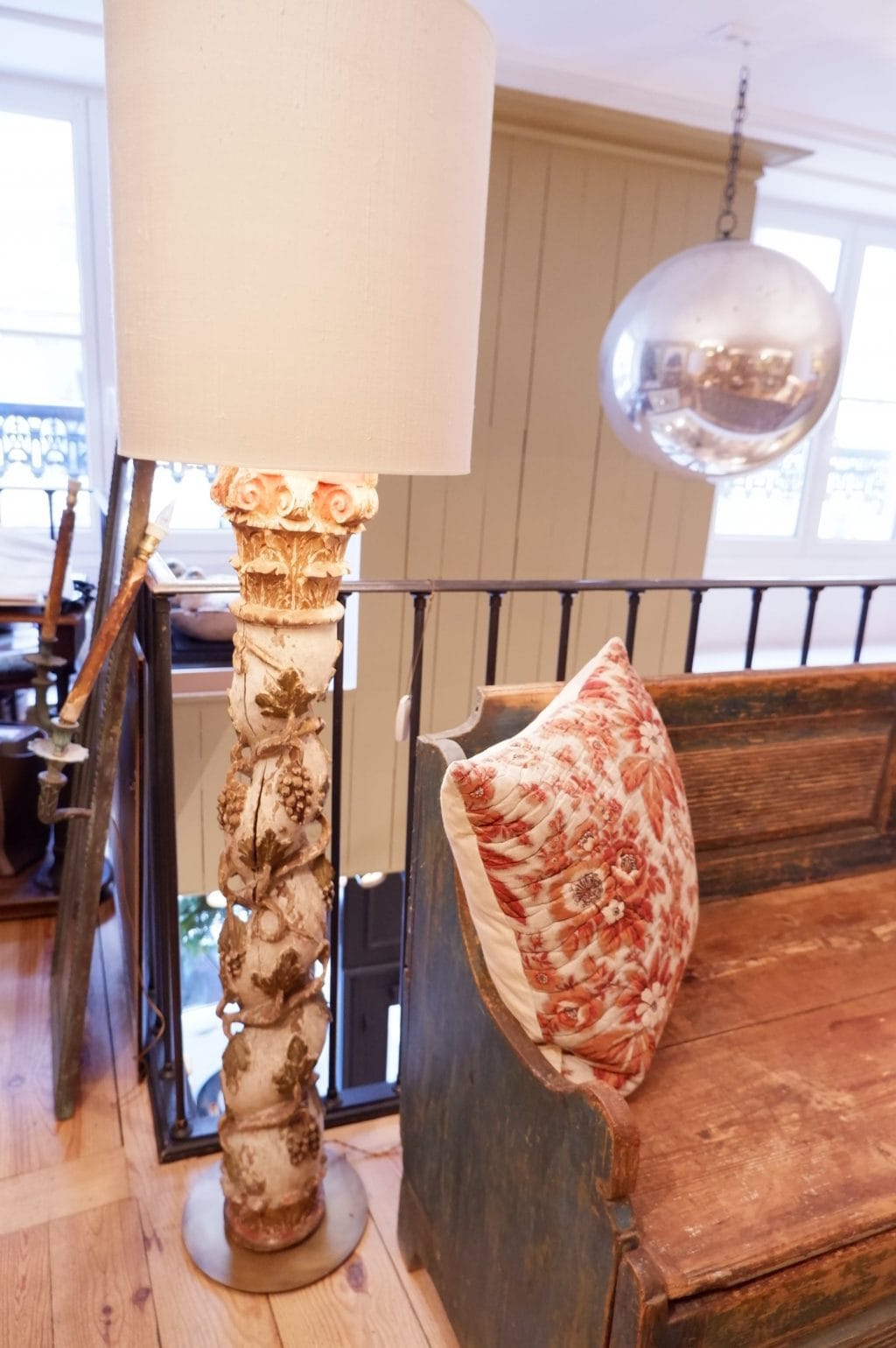 Lampadaire torsades  grappes de raisin en bois sculpté polychrome époque XVIIIE + AJ cylindres – Image 3