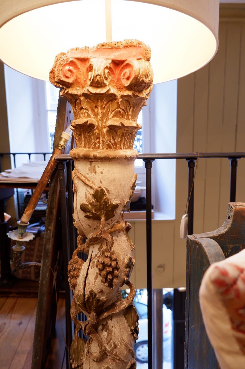 Lampadaire torsades  grappes de raisin en bois sculpté polychrome époque XVIIIE + AJ cylindres – Image 4
