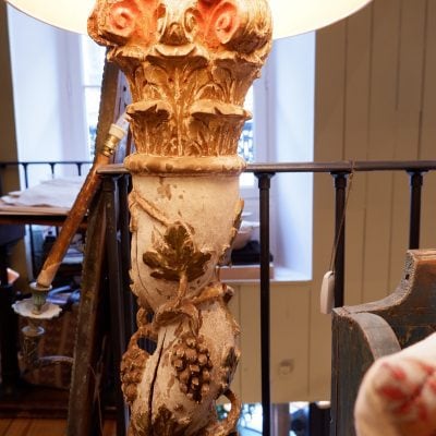 Lampadaire torsades  grappes de raisin en bois sculpté polychrome époque XVIIIE + AJ cylindres – Image 4