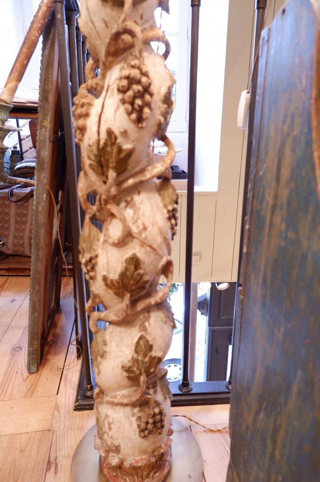Lampadaire torsades  grappes de raisin en bois sculpté polychrome époque XVIIIE + AJ cylindres – Image 5