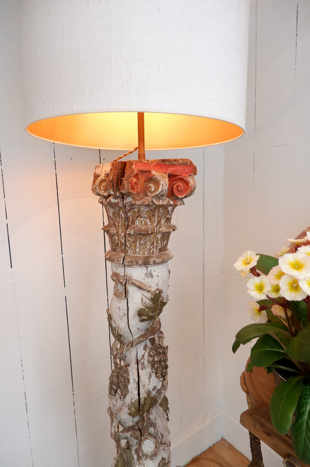 Lampadaire torsades  grappes de raisin en bois sculpté polychrome époque XVIIIE + AJ cylindres – Image 2