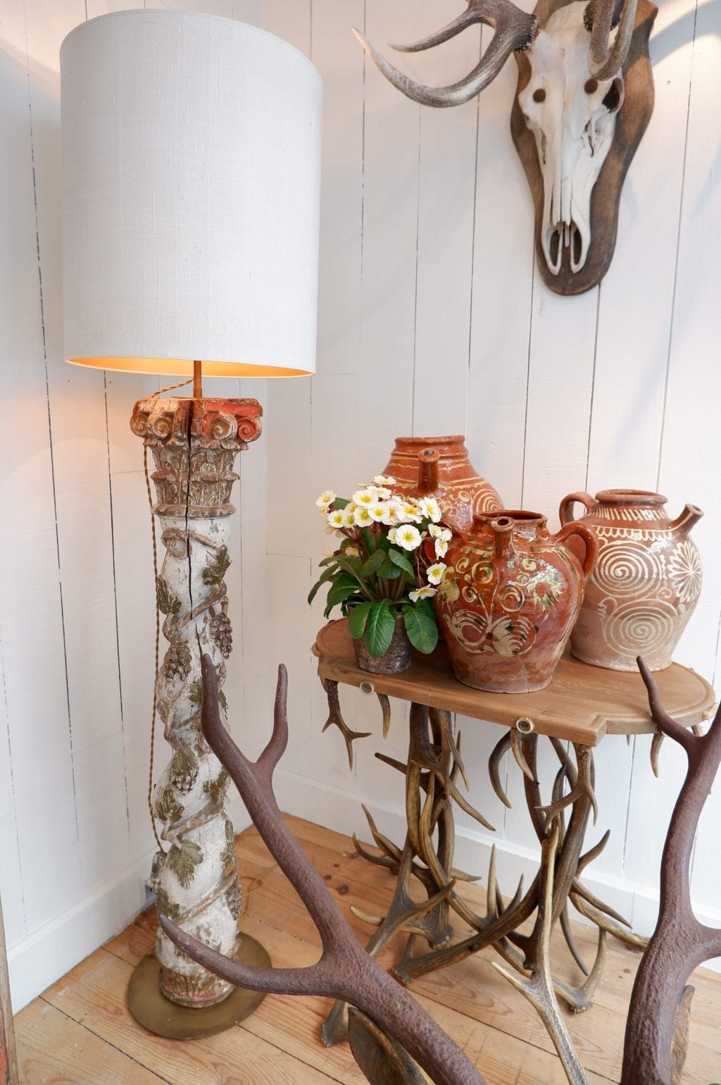 Lampadaire torsades  grappes de raisin en bois sculpté polychrome époque XVIIIE + AJ cylindres