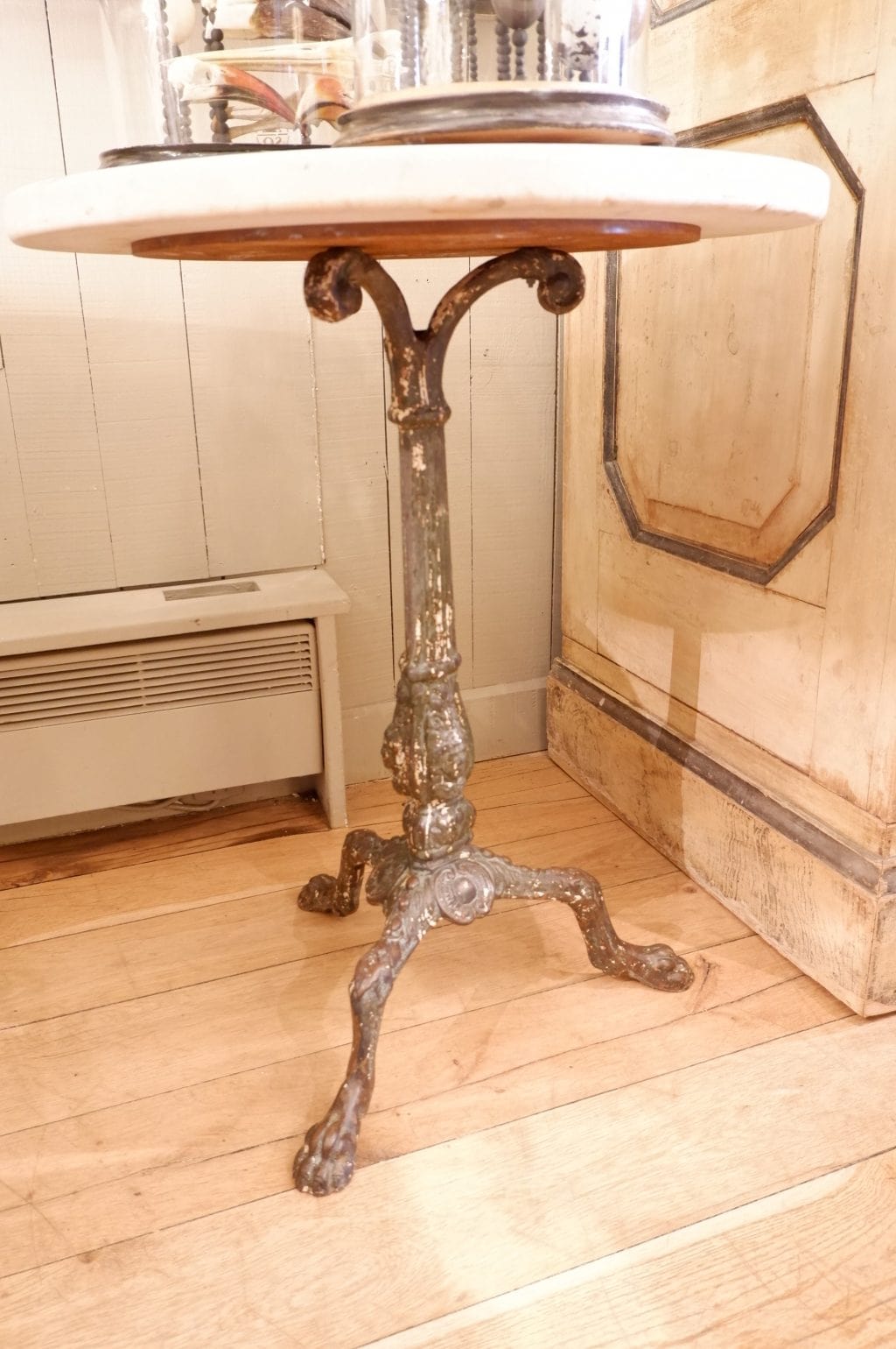 Pair of round pedestal tables in cast iron and white marble ca.1840 - Image 4