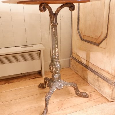 Paire de guéridons ronds en fonte et marbre blanc ca.1840 – Image 4