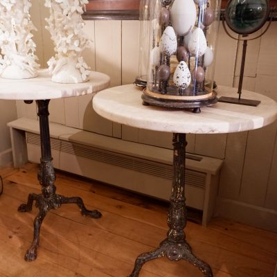Paire de guéridons ronds en fonte et marbre blanc ca.1840 – Image 7