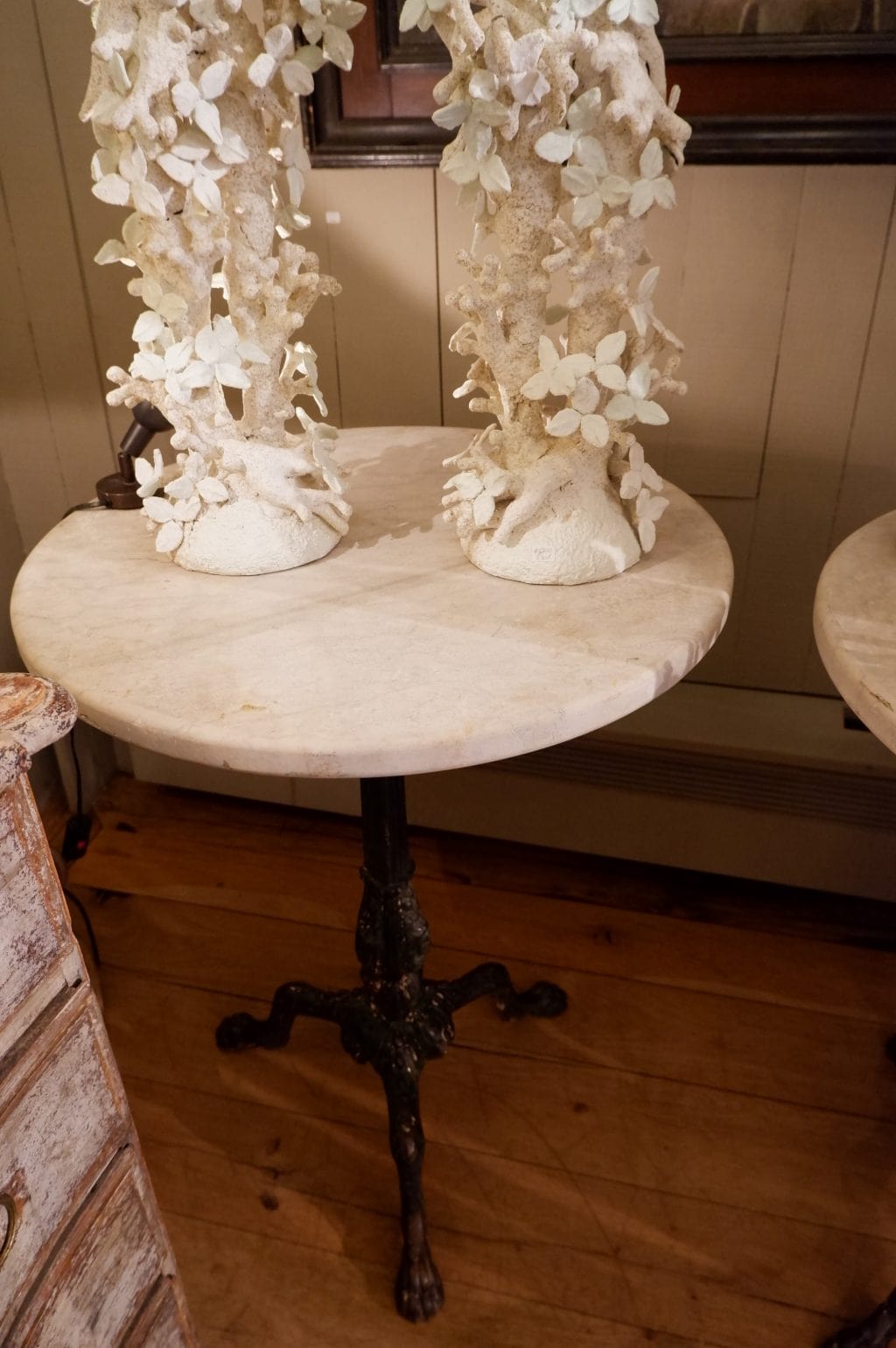 Pair of round pedestal tables in cast iron and white marble ca.1840 - Image 3