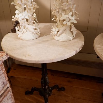 Paire de guéridons ronds en fonte et marbre blanc ca.1840 – Image 3