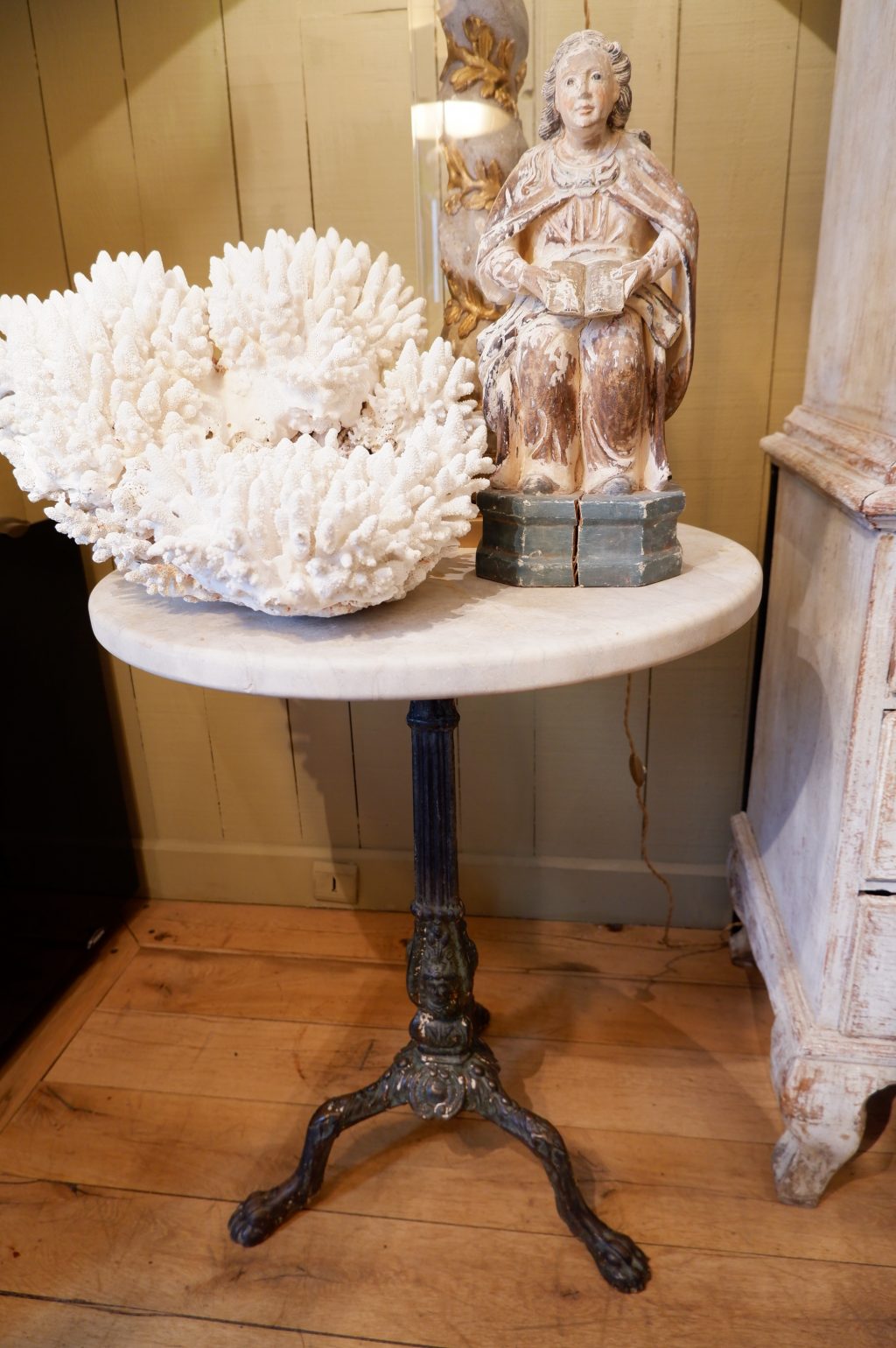 Pair of round garden tables in cast iron and white marble top ca.1840