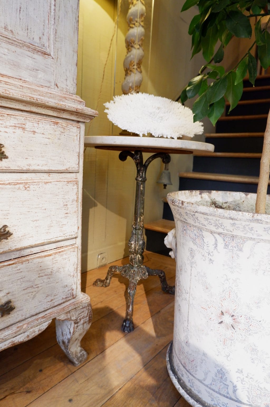 Pair of round pedestal tables in cast iron and white marble ca.1840 - Image 9