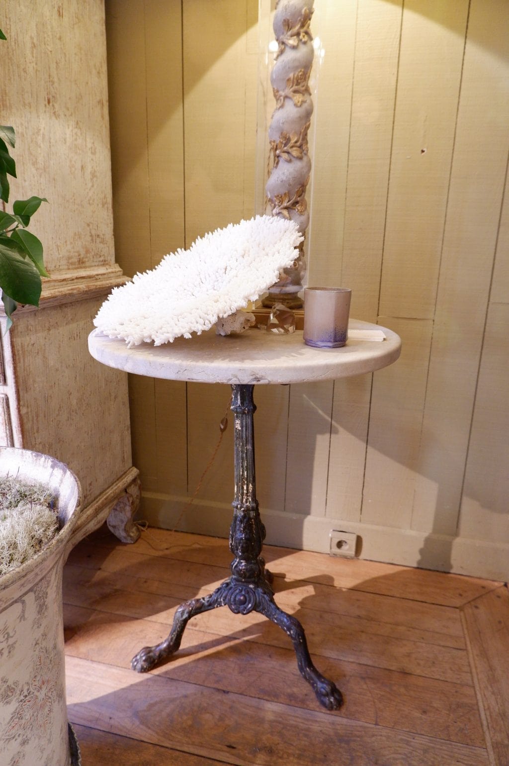 Pair of round pedestal tables in cast iron and white marble ca.1840 - Image 6