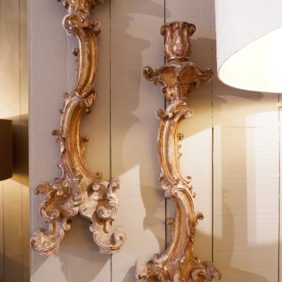Une paire d'appliques "flambeaux en bois doré" - Italie XVIIIE