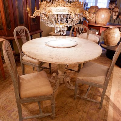 Table à manger ronde style baroque en bois blanc laqué chez So Inside