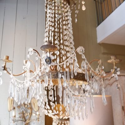 PAIRE DE LUSTRE ITALIENS COURONNE EN TOLE ET DE VERRE TAILLE CA.1890 – Image 2