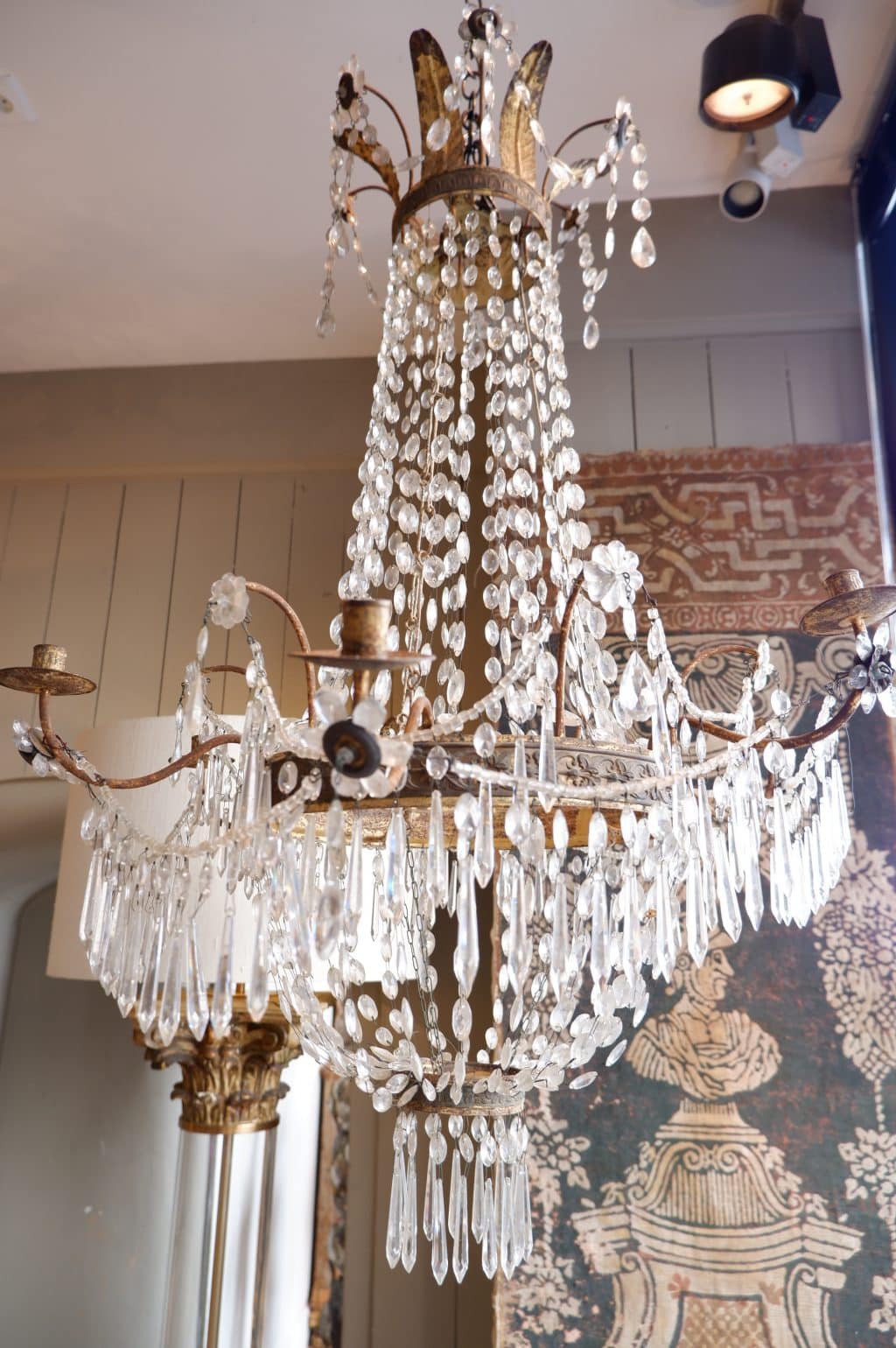 PAIRE DE LUSTRE ITALIENS COURONNE EN TOLE ET DE VERRE TAILLE CA.1890