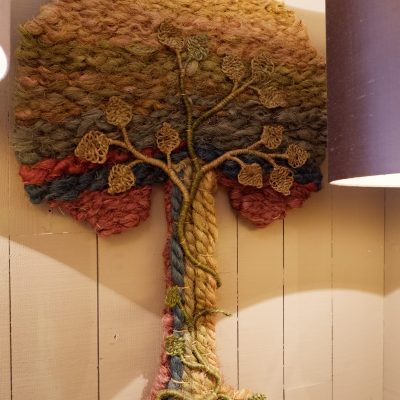 Travail de tapisserie scandinave "arbre de vie" ca.1960