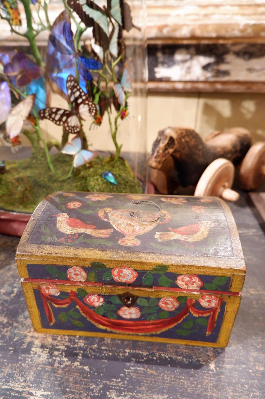 Petit coffre de mariage Normand en bois peint XVIIIe – Image 2