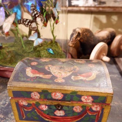 Petit coffre de mariage Normand en bois peint XVIIIe – Image 2